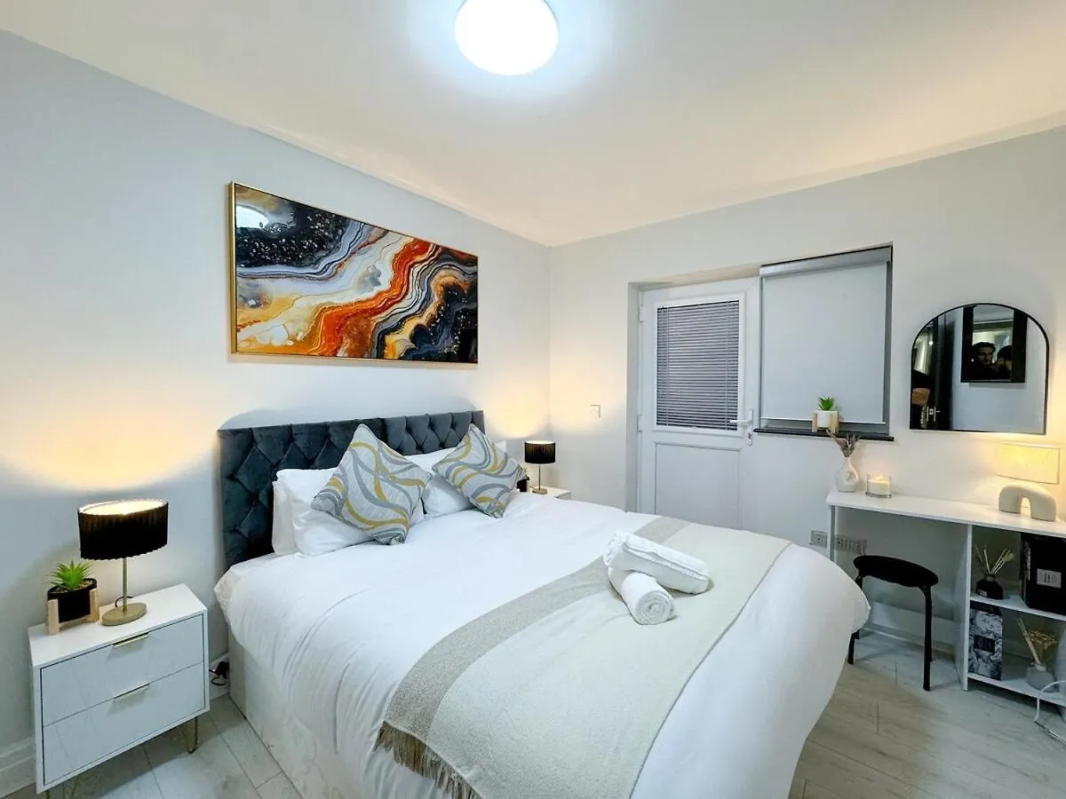 Modern & Cozy - City Centre 2-Bed Flat With Garden Apartment