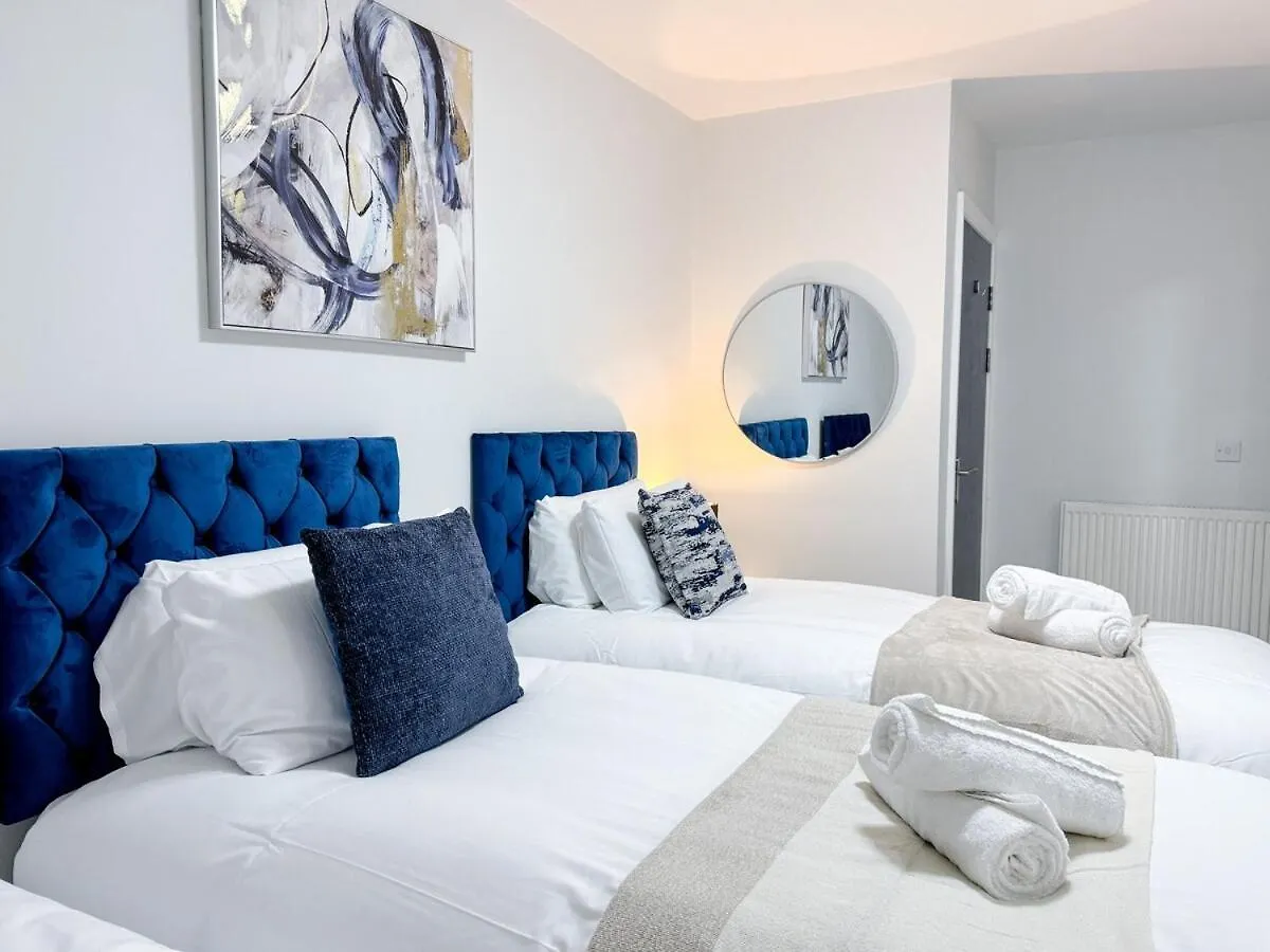 Modern & Cozy - City Centre 2-Bed Flat With Garden