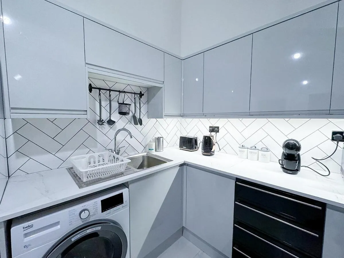 Modern & Cozy - City Centre 2-Bed Flat With Garden Cardiff