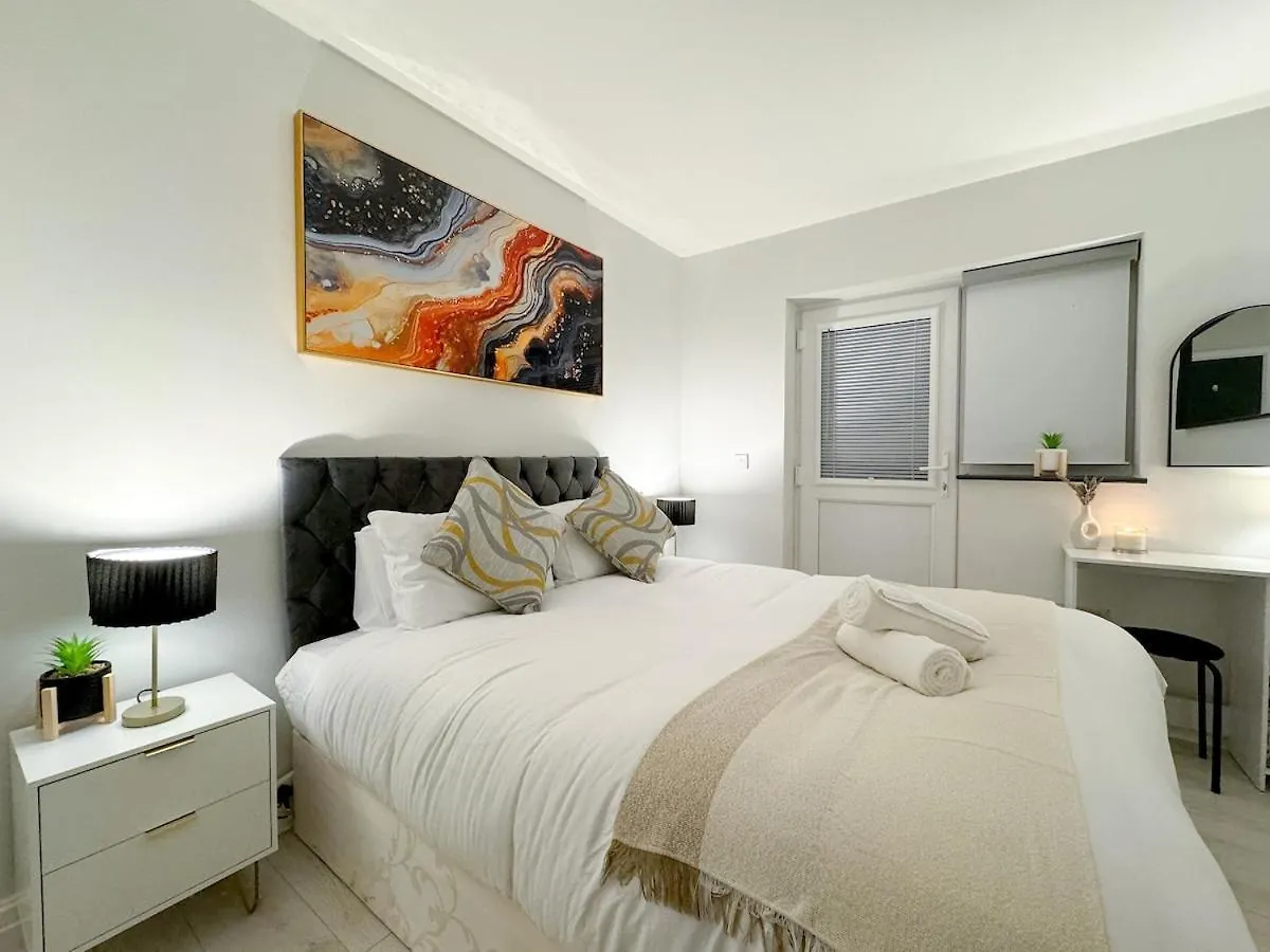Apartment Modern & Cozy - City Centre 2-Bed Flat With Garden