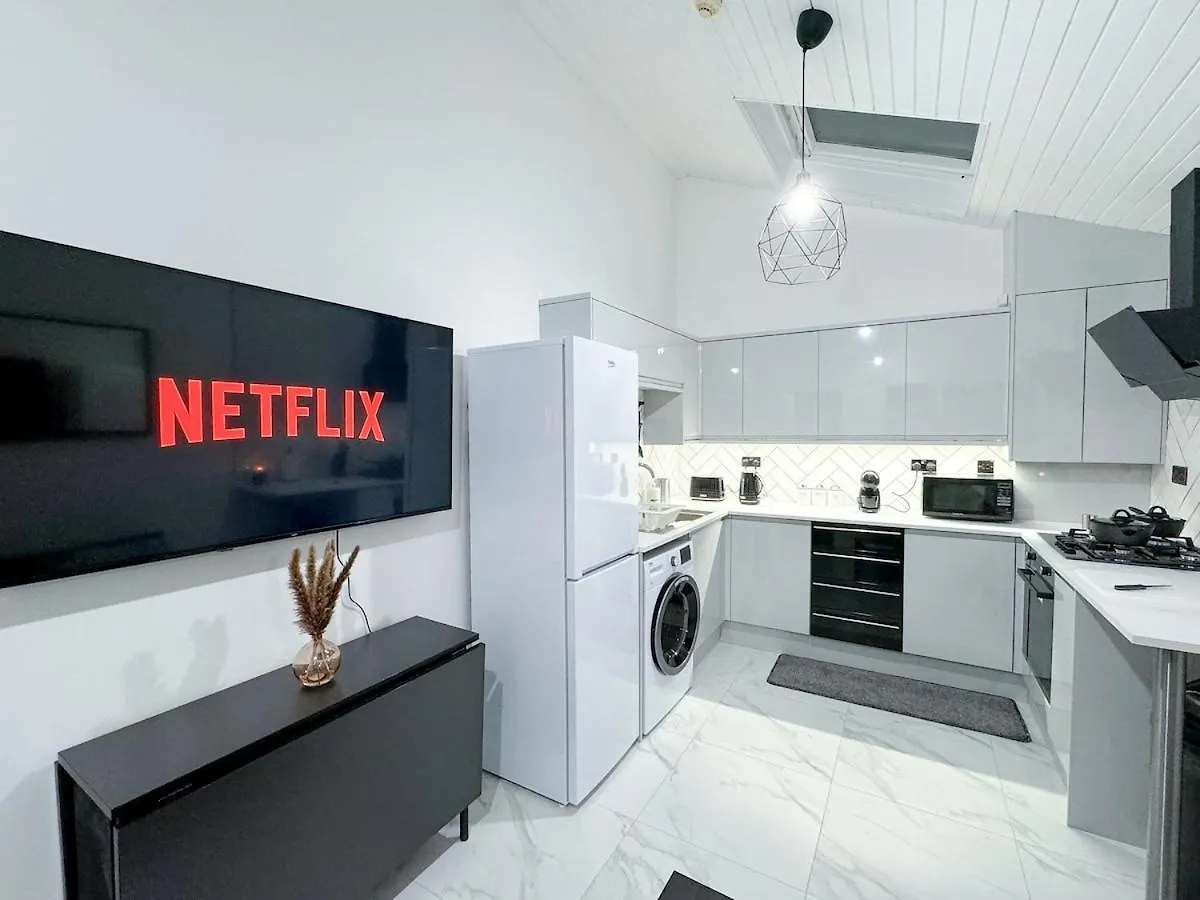 Modern & Cozy - City Centre 2-Bed Flat With Garden 0*, Cardiff