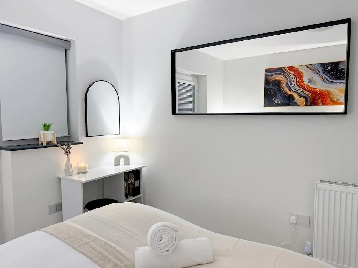 Modern & Cozy - City Centre 2-Bed Flat With Garden Apartment