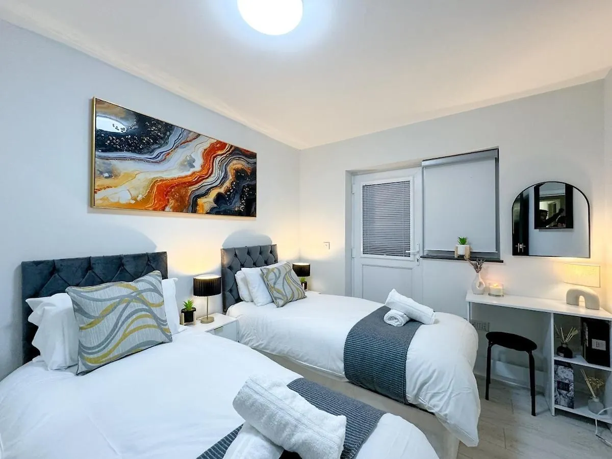 Modern & Cozy - City Centre 2-Bed Flat With Garden Apartment Cardiff