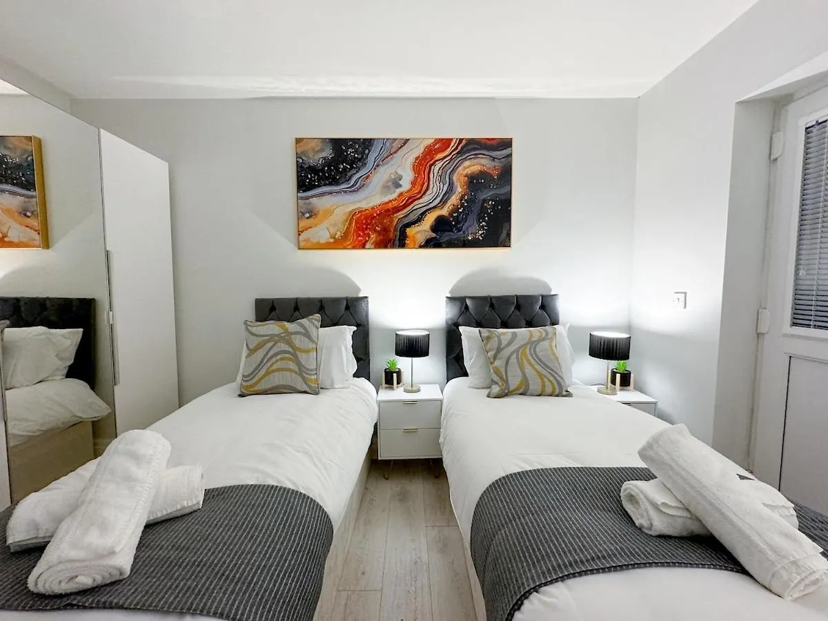 Apartment Modern & Cozy - City Centre 2-Bed Flat With Garden