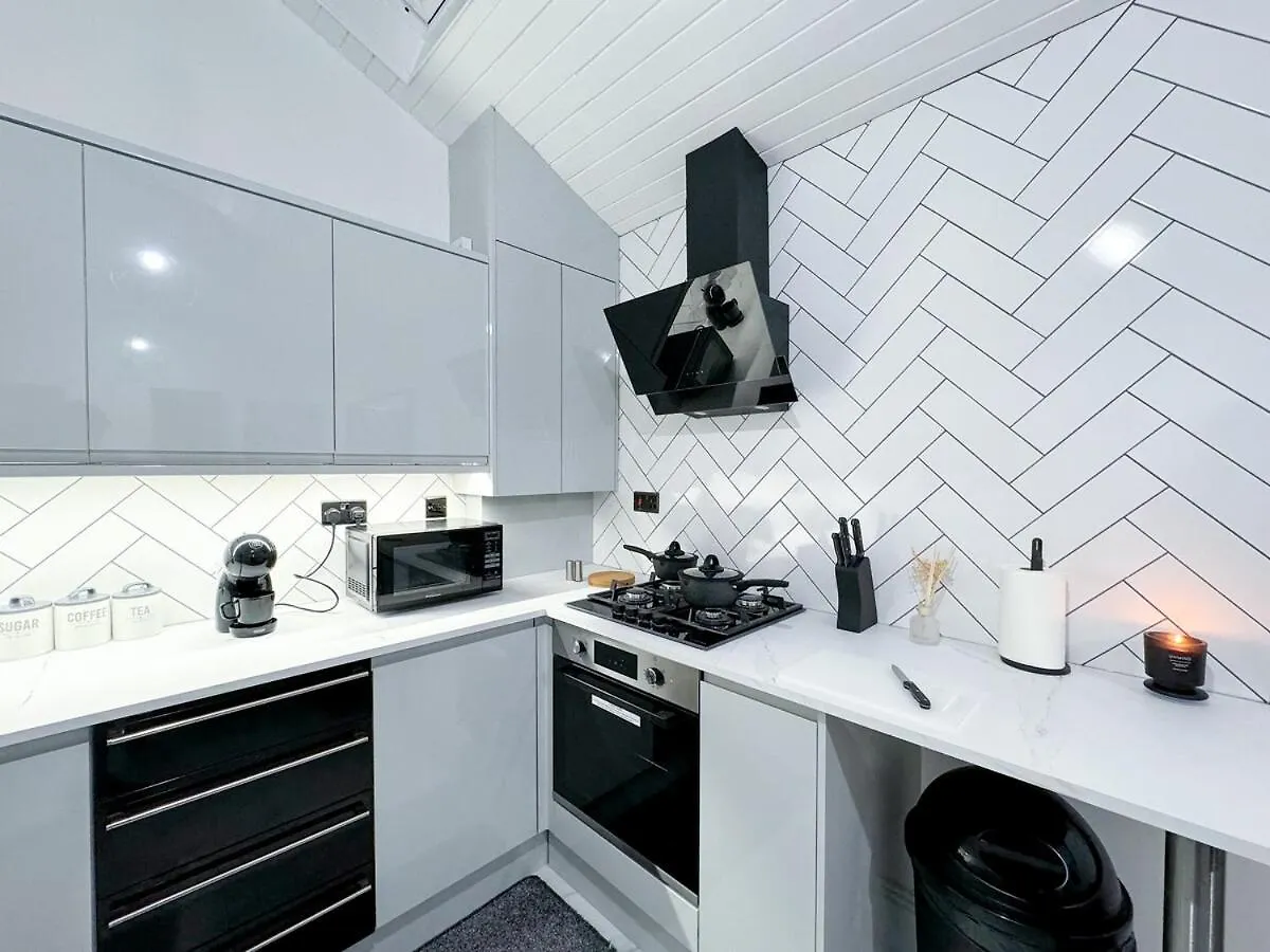 Modern & Cozy - City Centre 2-Bed Flat With Garden Apartment