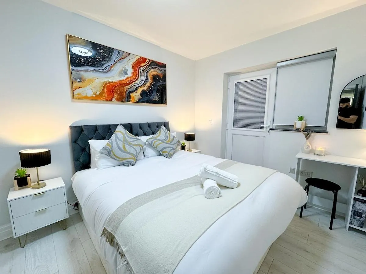 Apartment Modern & Cozy - City Centre 2-Bed Flat With Garden
