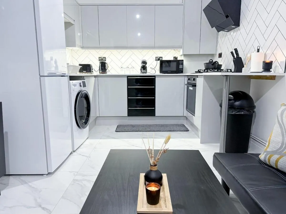Modern & Cozy - City Centre 2-Bed Flat With Garden Apartment Cardiff