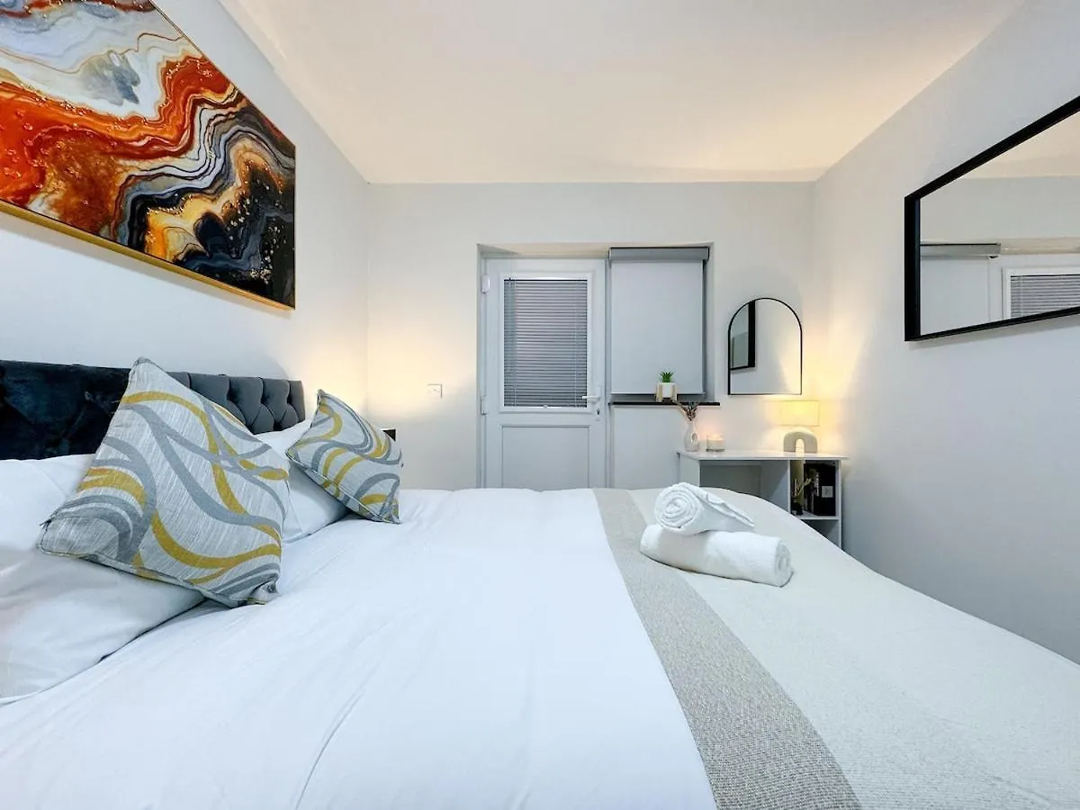 Modern & Cozy - City Centre 2-Bed Flat With Garden Apartment