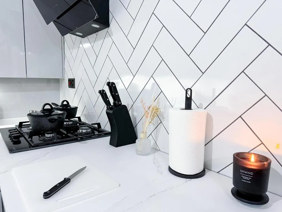 Modern & Cozy - City Centre 2-Bed Flat With Garden