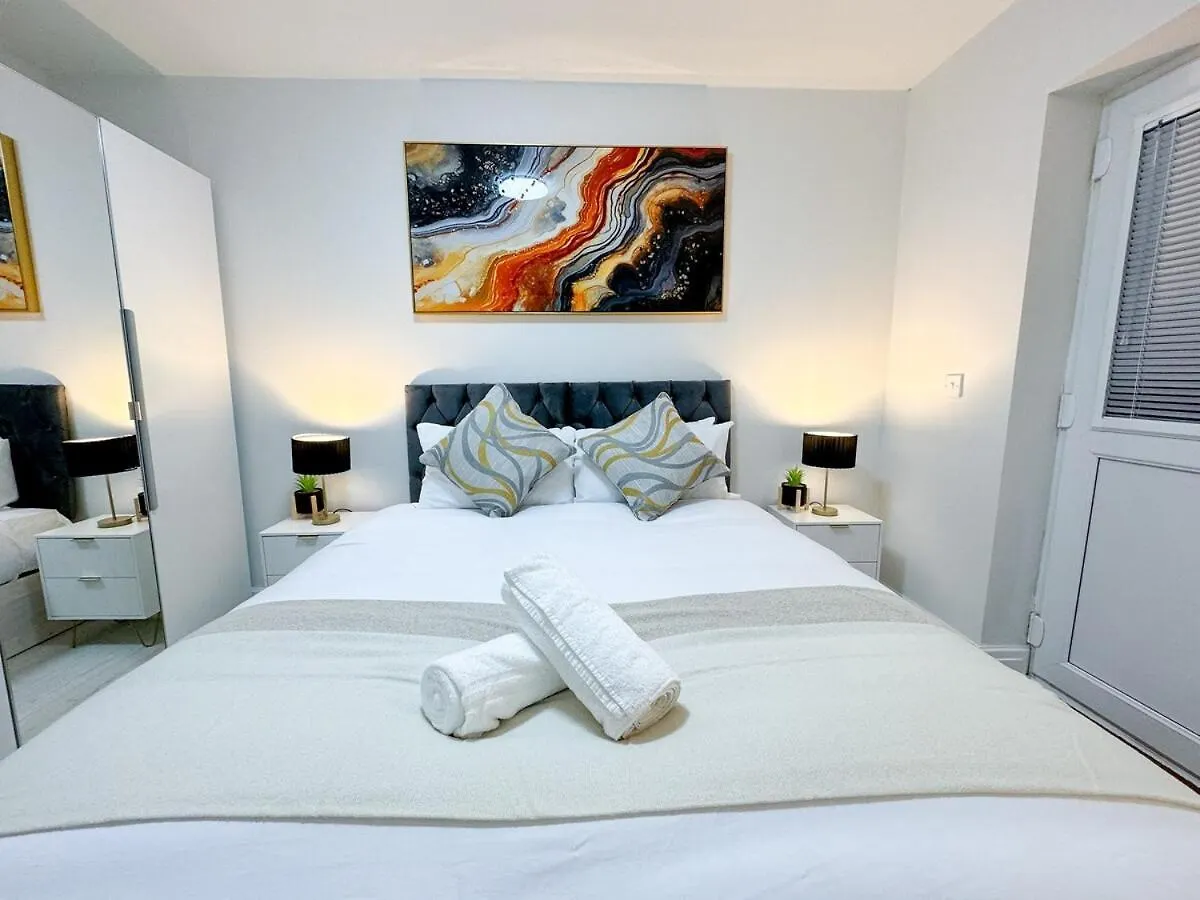 Apartment Modern & Cozy - City Centre 2-Bed Flat With Garden