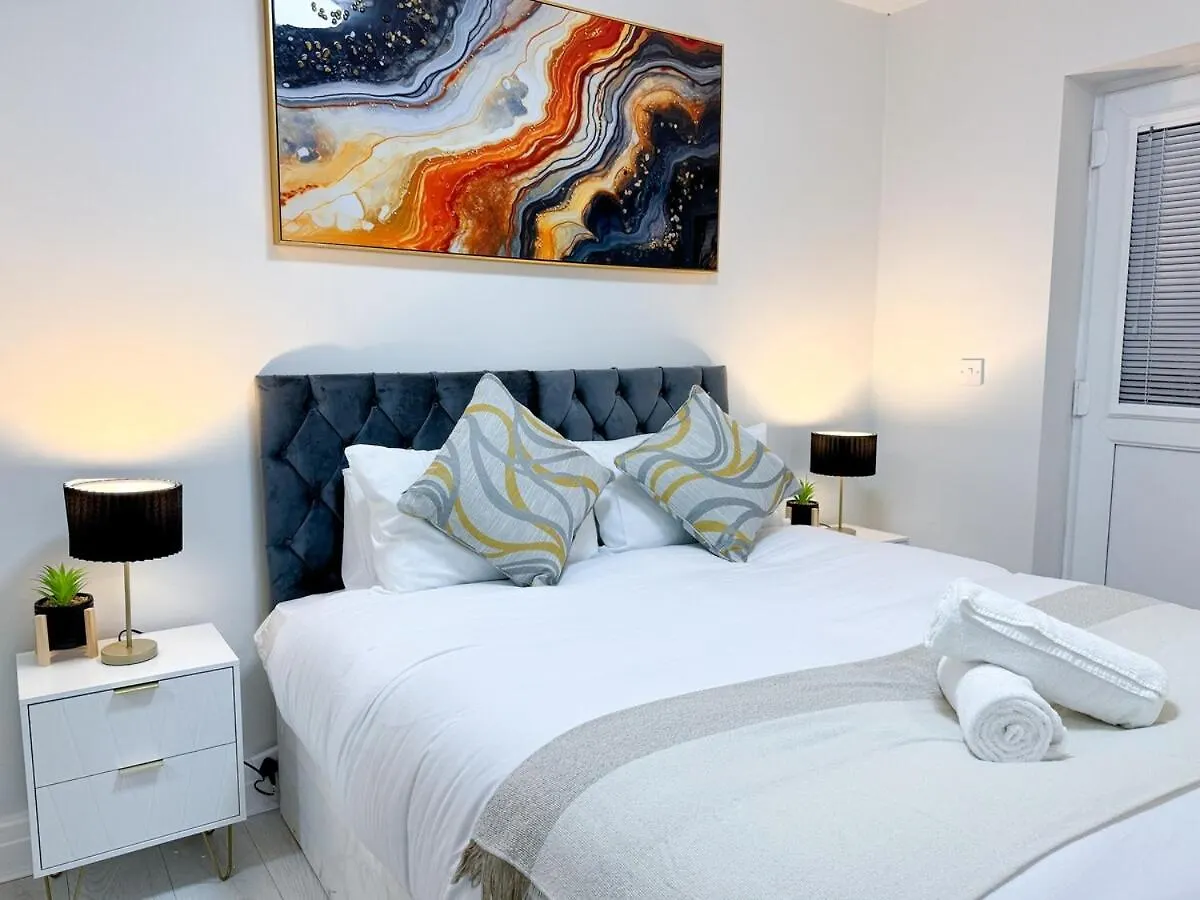 Modern & Cozy - City Centre 2-Bed Flat With Garden Apartment