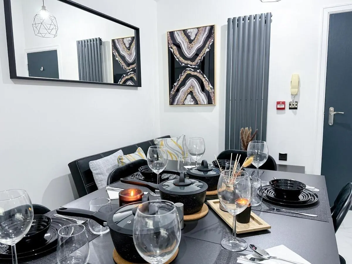 Modern & Cozy - City Centre 2-Bed Flat With Garden