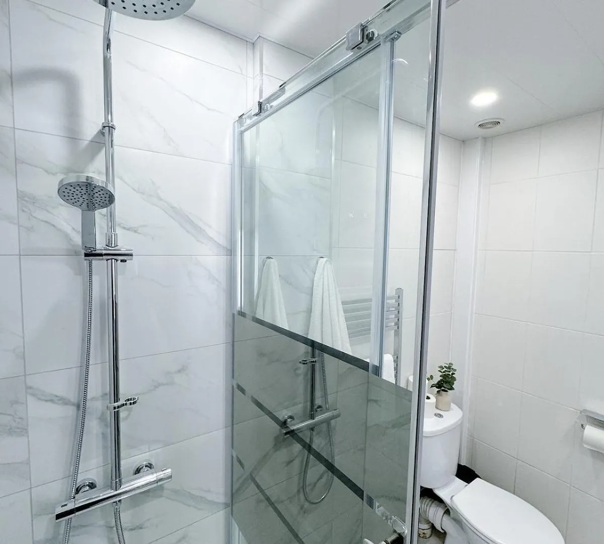 Apartment Modern & Cozy - City Centre 2-Bed Flat With Garden