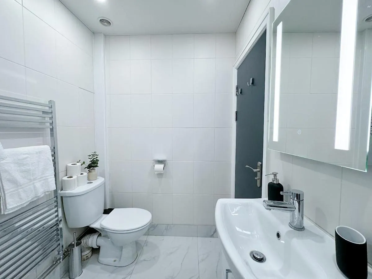 Modern & Cozy - City Centre 2-Bed Flat With Garden Apartment Cardiff
