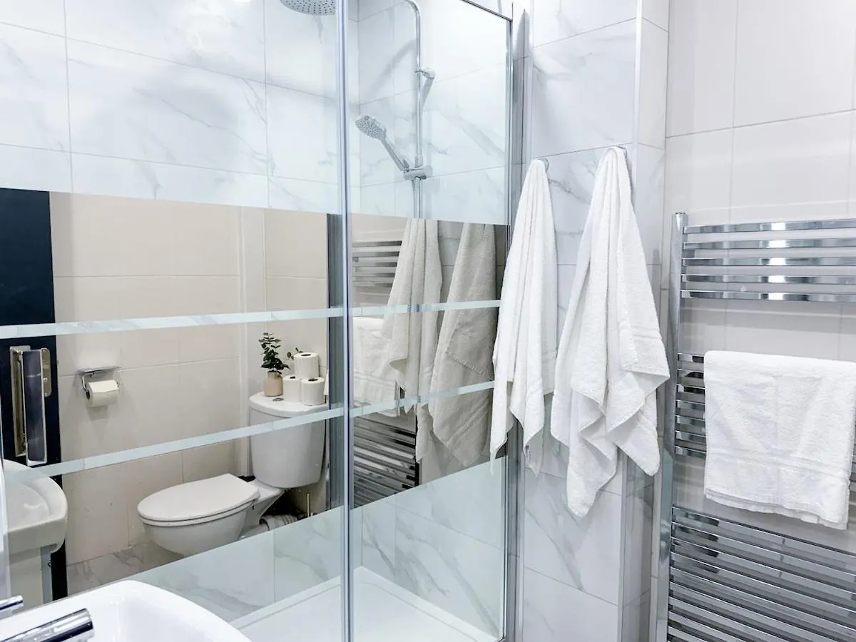 Modern & Cozy - City Centre 2-Bed Flat With Garden Apartment